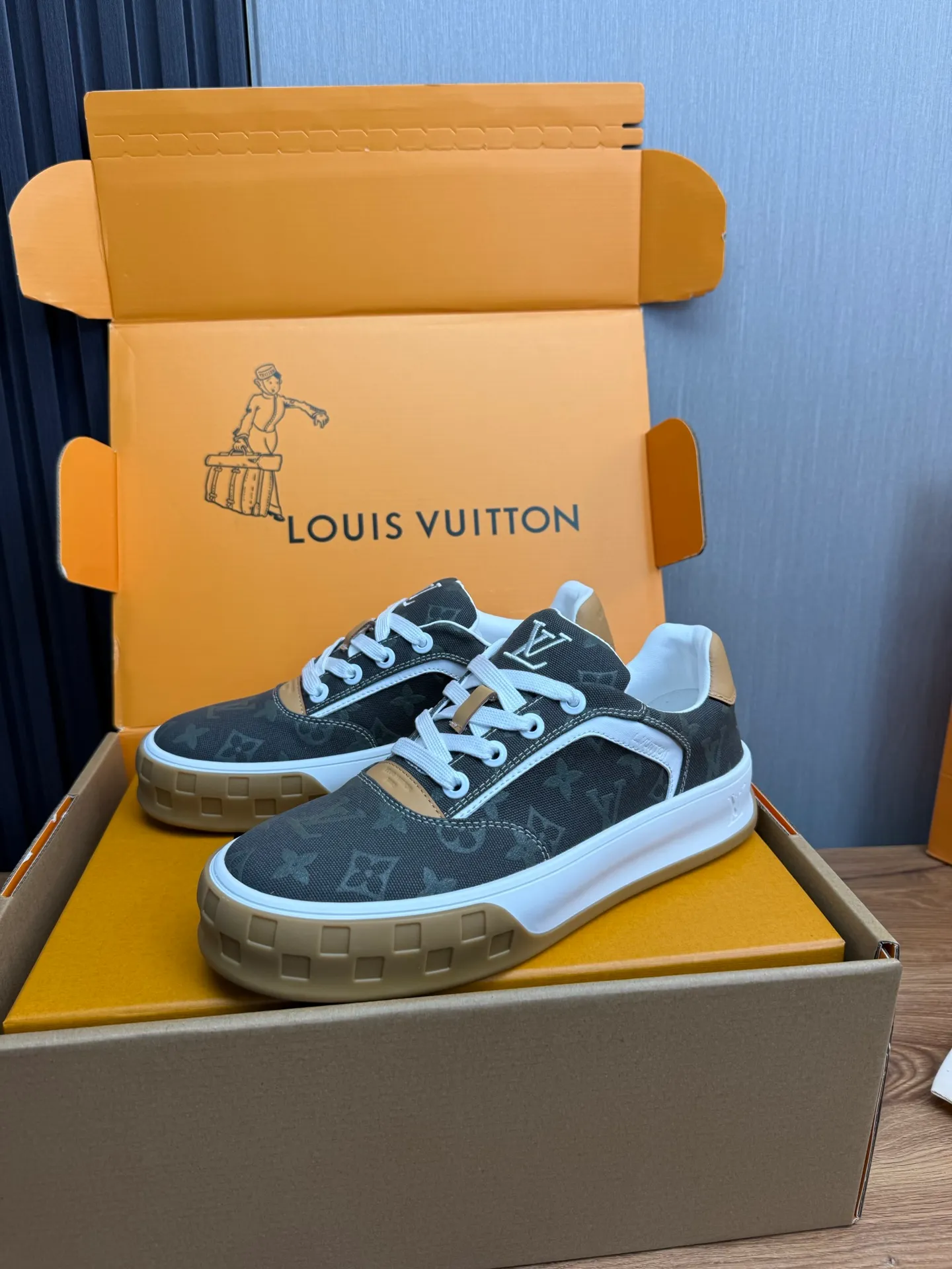 Men's shoes 620💰 Lv. Top purchasing agent🇮🇹 Louis Vuitton, sports sneakers counter synchronization, uppers imported from Italy, high-quality splicing and complex handicrafts, imported mesh pads are soft and comfortable, soles: original factory special soles, TPU exclusive movable molded soles super comfortable, original factory single goods, 🔍🔍high quality, you can enter and exit the counter at will, welcome to compare, code number 38-44 (customized 38.45)